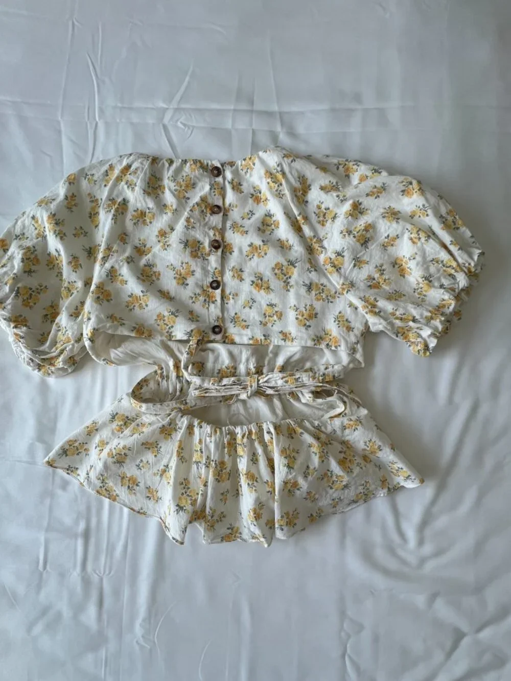 100% Cotton ASTR The Label Vendetti Floral Top Sz Large Cutout Back Puff Sleeves